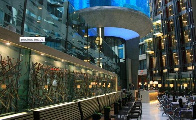 Hotel de Berlin tem aquário gigante com peixes tropicais no lobby