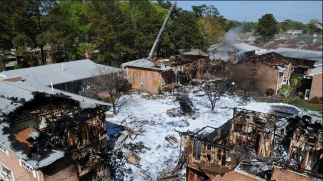 Fotos após acidente com caça F-18 mostram estragos em casas atingidas