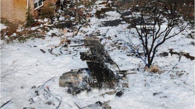 Fotos após acidente com caça F-18 mostram estragos em casas atingidas