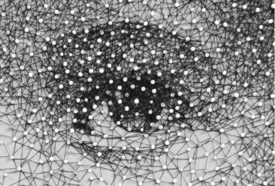 Emaranhado de linhas e pregos se transforma em incríveis retratos