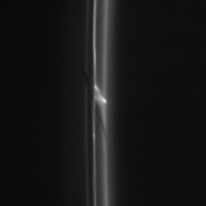 Sonda espacial registra objetos perfurando os anéis de Saturno