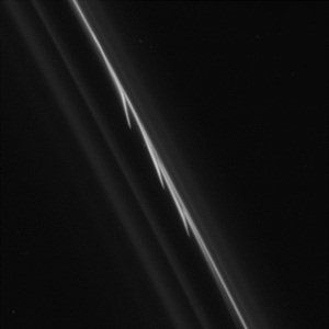 Sonda espacial registra objetos perfurando os anéis de Saturno