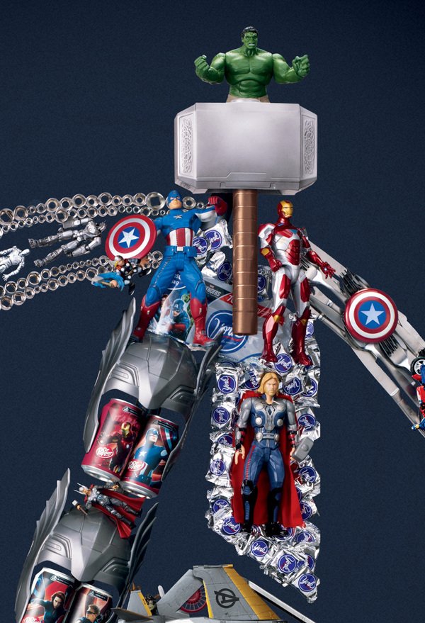 Hipermercado transforma objetos comuns em personagens de 'Os Vingadores'