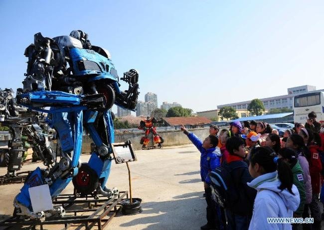 Malucos por Transformers criam parque temático na China