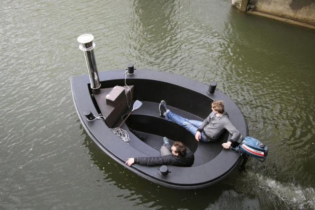 Confira a banheira-barco que permite que você relaxe enquanto navega