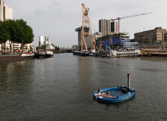 Confira a banheira-barco que permite que você relaxe enquanto navega