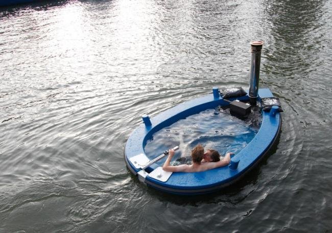 Confira a banheira-barco que permite que você relaxe enquanto navega