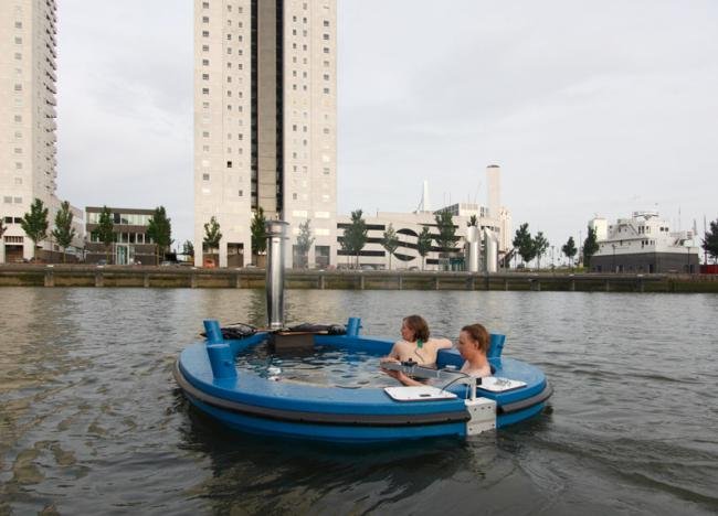 Confira a banheira-barco que permite que você relaxe enquanto navega