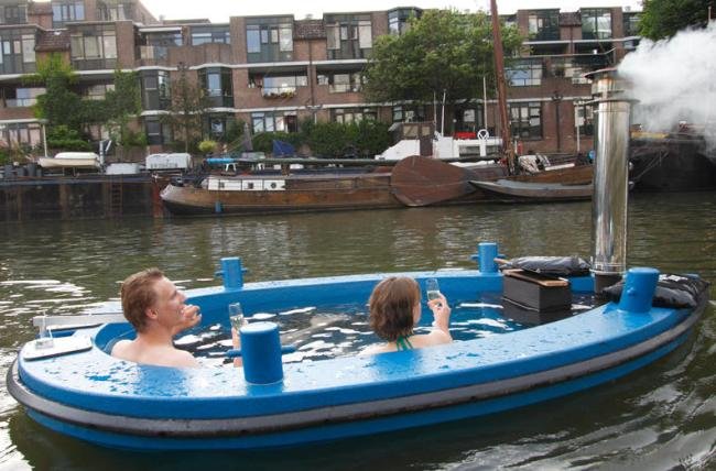 Confira a banheira-barco que permite que você relaxe enquanto navega