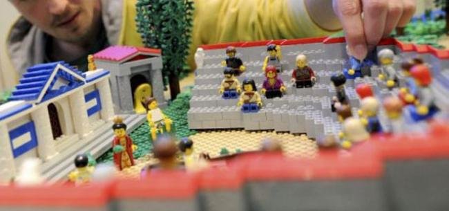 Que tal visitar uma exposição sobre a história da humanidade feita de LEGO?