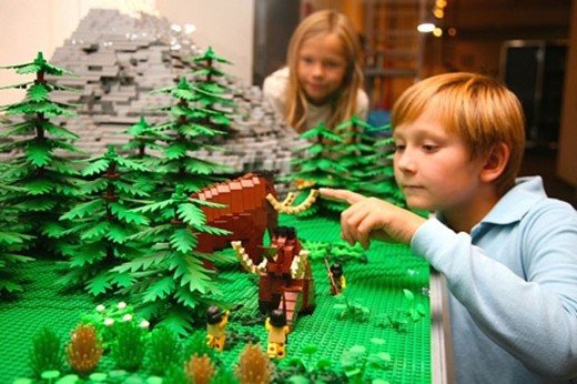 Que tal visitar uma exposição sobre a história da humanidade feita de LEGO?