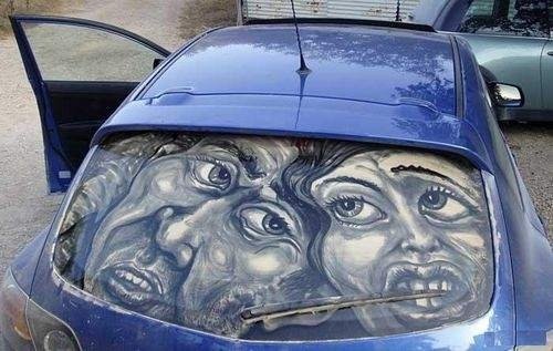 'Lave-me, por favor': confira carros sujos transformados em obras de arte