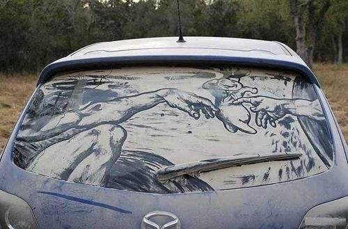 'Lave-me, por favor': confira carros sujos transformados em obras de arte