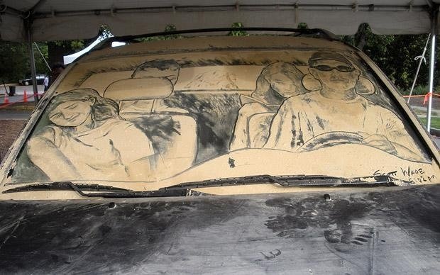 'Lave-me, por favor': confira carros sujos transformados em obras de arte