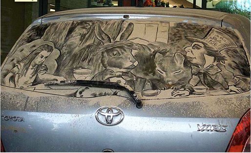 'Lave-me, por favor': confira carros sujos transformados em obras de arte