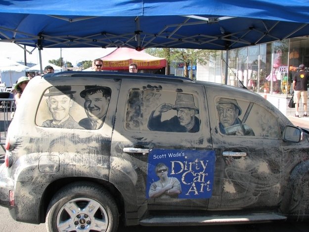 'Lave-me, por favor': confira carros sujos transformados em obras de arte