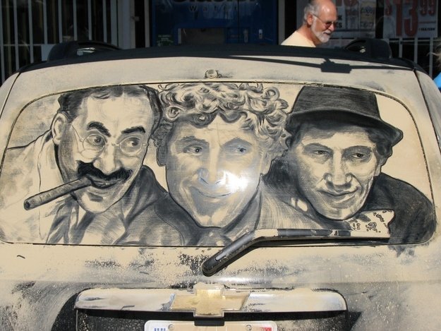'Lave-me, por favor': confira carros sujos transformados em obras de arte