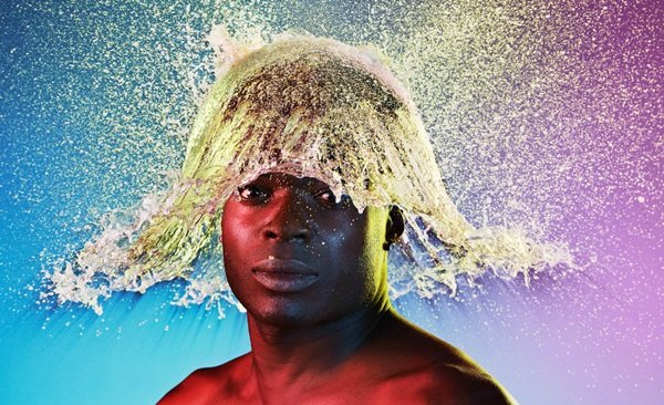Fotógrafo cria divertidas perucas-d´água em homens carecas
