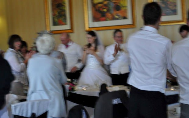 Casal inglês paga 750 libras por piores fotos de casamento da história