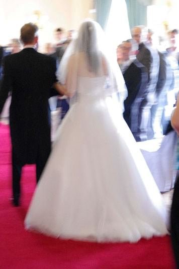 Casal inglês paga 750 libras por piores fotos de casamento da história