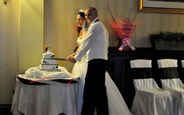 Casal inglês paga 750 libras por piores fotos de casamento da história