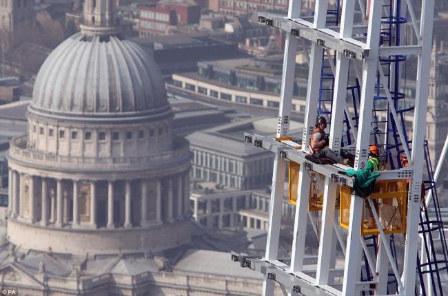 Maior edifício da Europa recebe os retoques finais