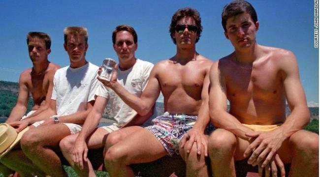 Amigos tiram fotos no mesmo lugar há 30 anos