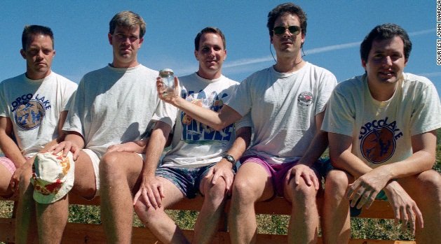 Amigos tiram fotos no mesmo lugar há 30 anos