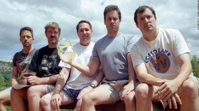 Amigos tiram fotos no mesmo lugar há 30 anos