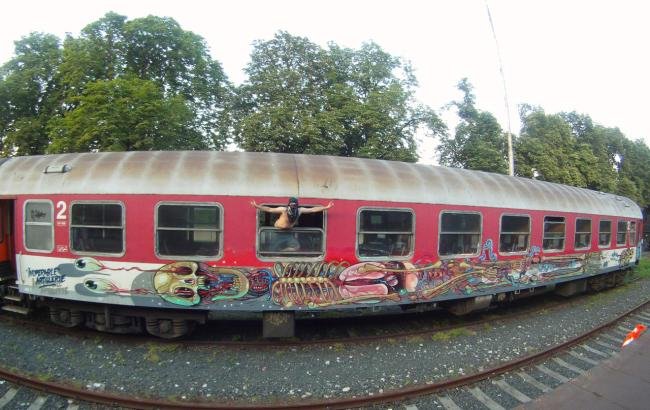 Artista 'disseca' personagens em desenhos de grafite