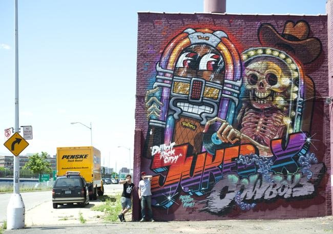 Artista 'disseca' personagens em desenhos de grafite