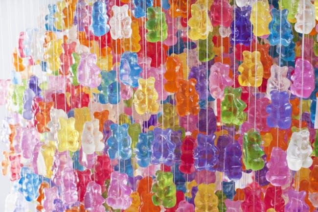 Quem não quer comer a luminária de ursinhos Gummi como essas?