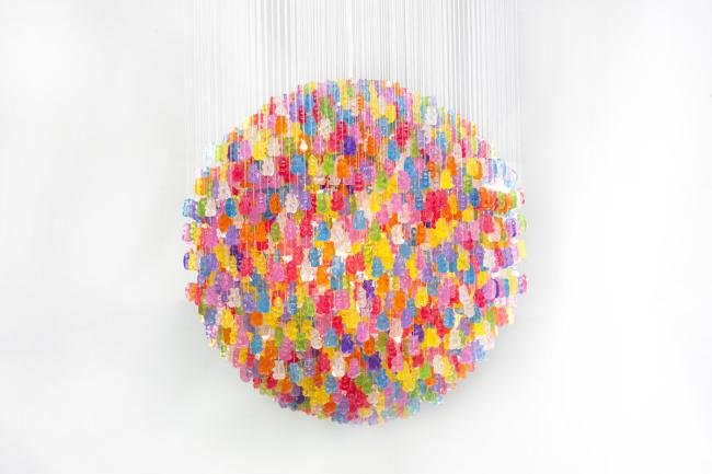 Quem não quer comer a luminária de ursinhos Gummi como essas?