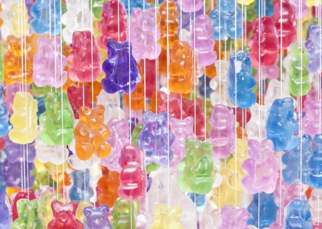 Quem não quer comer a luminária de ursinhos Gummi como essas?