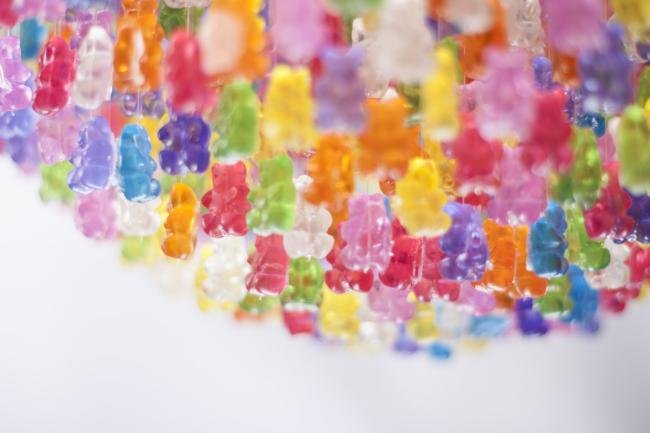 Quem não quer comer a luminária de ursinhos Gummi como essas?