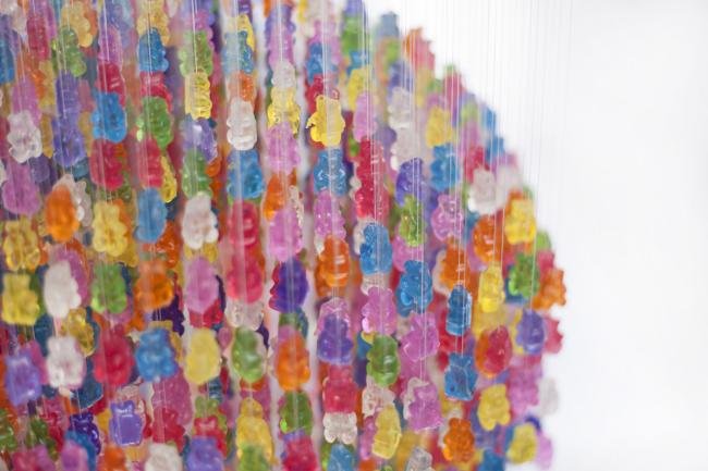 Quem não quer comer a luminária de ursinhos Gummi como essas?