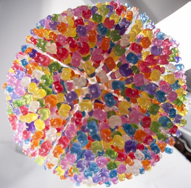 Quem não quer comer a luminária de ursinhos Gummi como essas?