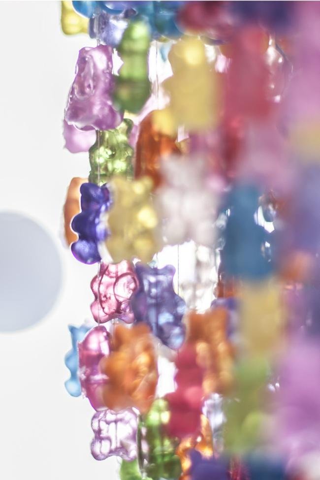 Quem não quer comer a luminária de ursinhos Gummi como essas?