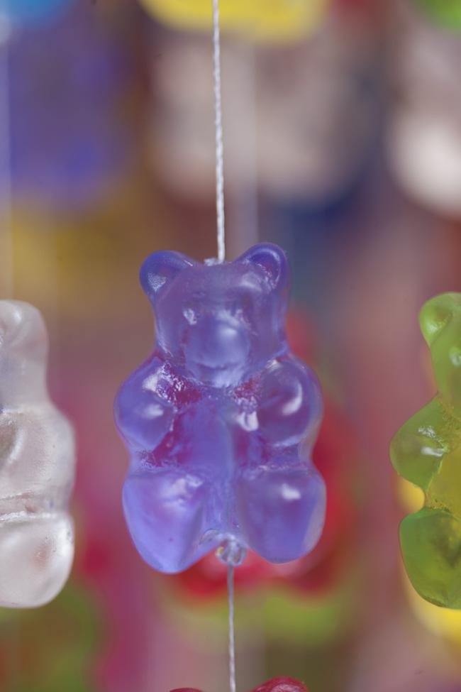 Quem não quer comer a luminária de ursinhos Gummi como essas?