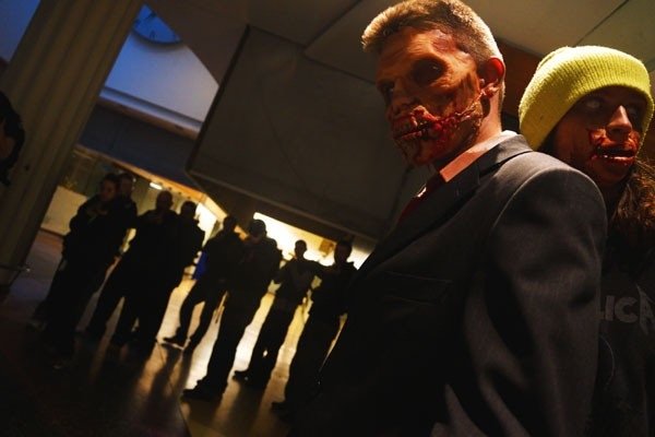 Shopping se transforma em área de treinamento para apocalipse zumbi