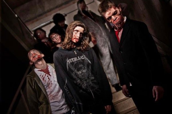 Shopping se transforma em área de treinamento para apocalipse zumbi