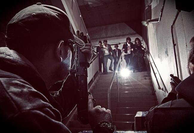 Shopping se transforma em área de treinamento para apocalipse zumbi