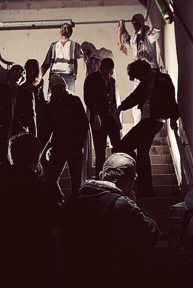 Shopping se transforma em área de treinamento para apocalipse zumbi