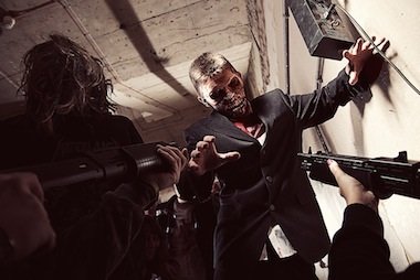 Shopping se transforma em área de treinamento para apocalipse zumbi