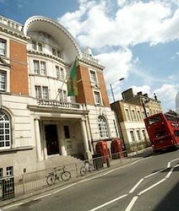 Durma em celas de verdade neste hotel de Londres!