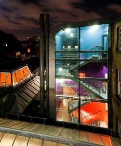 Durma em celas de verdade neste hotel de Londres!