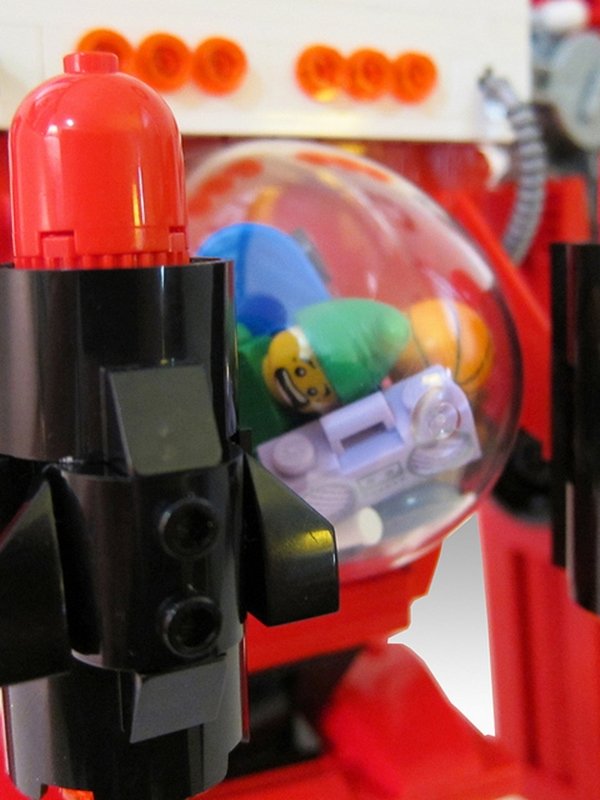 Artista usa LEGO para criar boneco de Papai Noel dentro de robô gigante