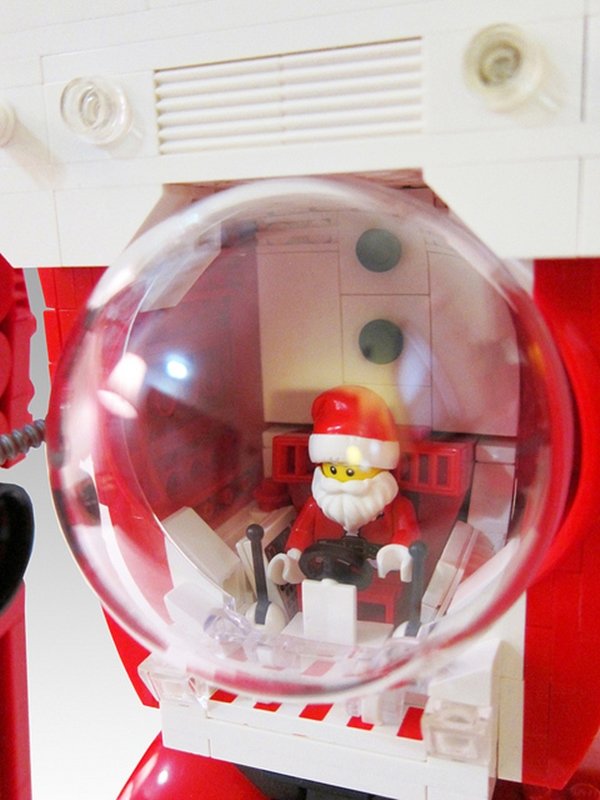 Artista usa LEGO para criar boneco de Papai Noel dentro de robô gigante