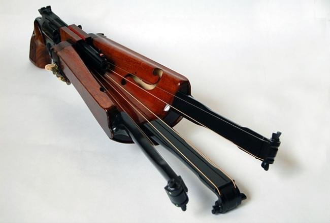 Seis tiros, seis cordas: instrumento musical ou arma mortal?