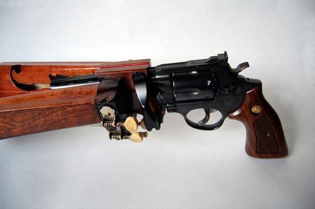 Seis tiros, seis cordas: instrumento musical ou arma mortal?
